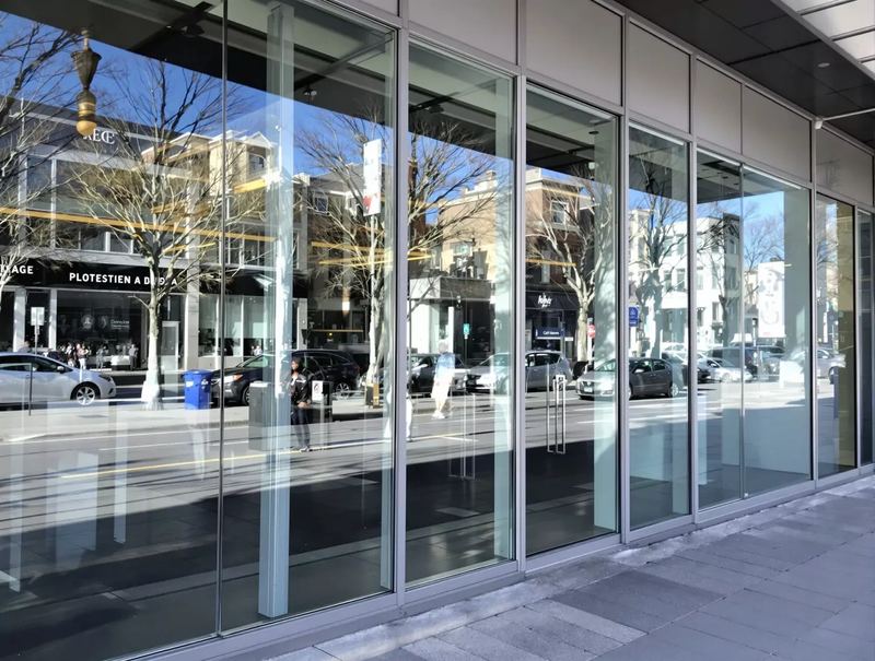Commercial storefront with large glass surfaces in Montreal